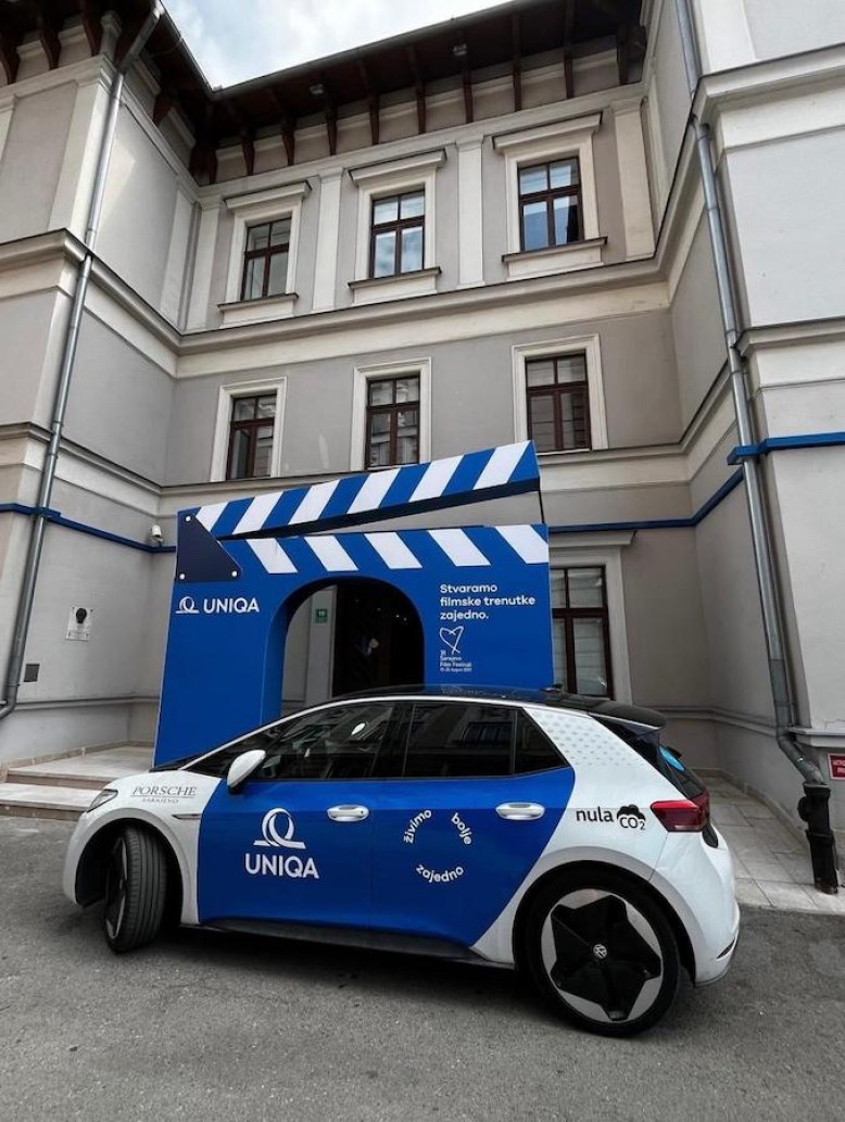 UNIQA omogućila besplatan noćni prevoz za građane i vožnju gostiju e-automobilima